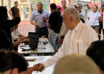 ¡Histórico regreso a las urnas! AMLO vota en Palenque en primera elección de jueces y ministros
