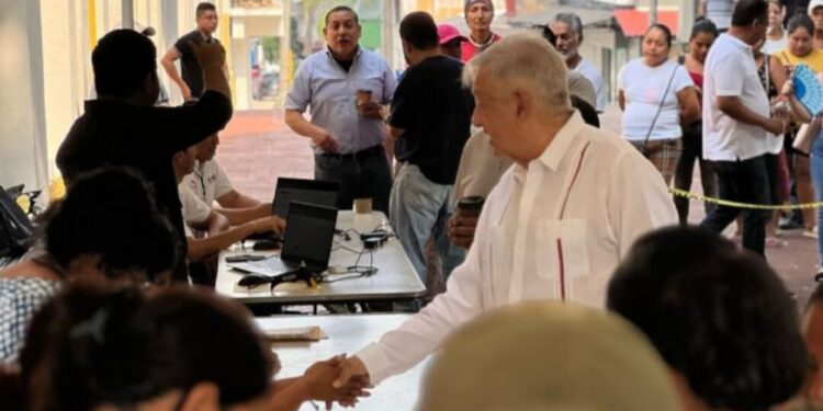 ¡Histórico regreso a las urnas! AMLO vota en Palenque en primera elección de jueces y ministros