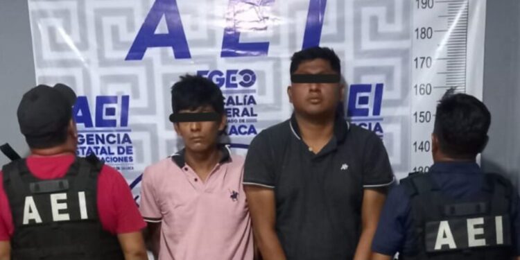 Atrapan a dos sujetos en San Blas Atempa por robo de motocicleta y portación de arma larga