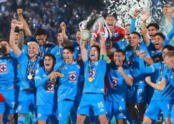 Cruz Azul y PSG “se tiran flores” por sus campeonatos
