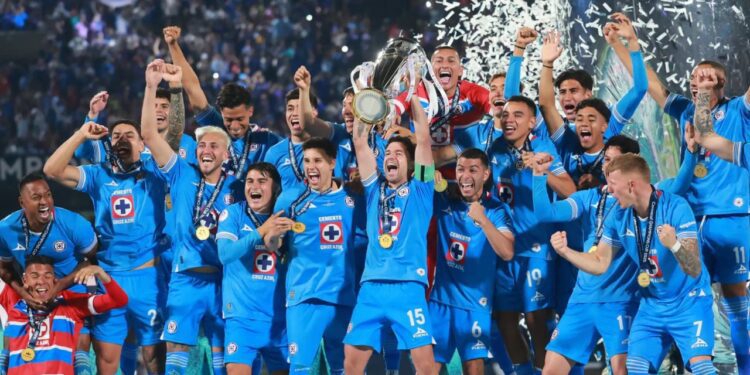 Cruz Azul y PSG “se tiran flores” por sus campeonatos