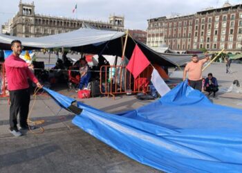 Se limpia el zócalo; se va la CNTE, amenaza con regresar
