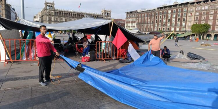 Se limpia el zócalo; se va la CNTE, amenaza con regresar