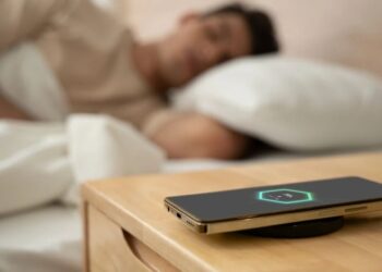 ¿Es malo dormir con el celular cerca? Descubre cómo afecta la calidad de tu sueño