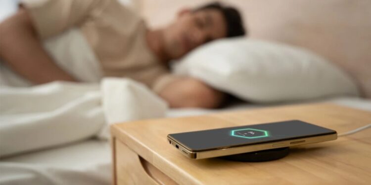¿Es malo dormir con el celular cerca? Descubre cómo afecta la calidad de tu sueño