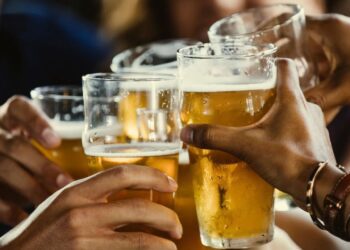 Ojo aquí, tazos dorados: ¿Cuánto tiempo de vida te quita una cerveza?