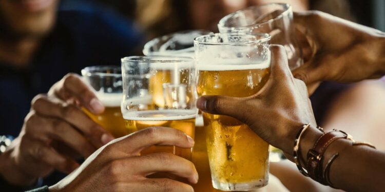 Ojo aquí, tazos dorados: ¿Cuánto tiempo de vida te quita una cerveza?