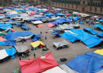 Foto: internet // Dirigentes de la CNTE confirmaron este lunes que se mantiene el plantón en el Zócalo de la CDMX. Este martes tienen el ofrecimiento de continuar con la mesa de trabajo en Segob.