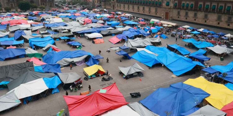 Foto: internet // Dirigentes de la CNTE confirmaron este lunes que se mantiene el plantón en el Zócalo de la CDMX. Este martes tienen el ofrecimiento de continuar con la mesa de trabajo en Segob.
