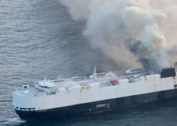 Sigue ardiendo en Alaska buque con 3 mil autos chinos que venían a México