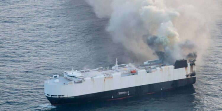 Sigue ardiendo en Alaska buque con 3 mil autos chinos que venían a México