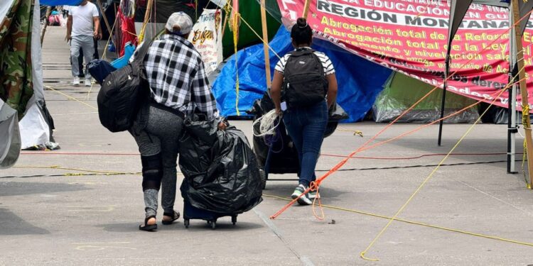 Negocia CNTE si se queda o se va; encerrona en Gobernación