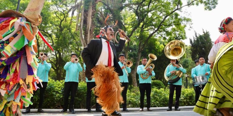 Subirán 55 delegaciones a bailar en la Guelaguetza; te decimos el programa