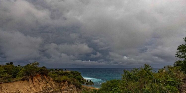 Alertan: Dalila ya es tormenta tropical; prevén olas de hasta 3.5 metros