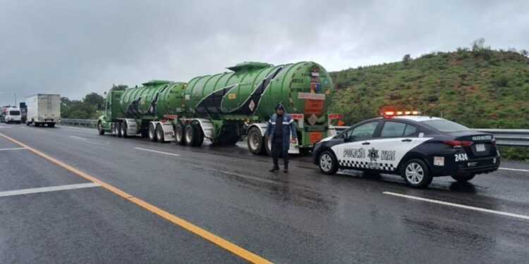 Cerradas las autopistas a la Costa y Tehuantepec por efectos de Erick