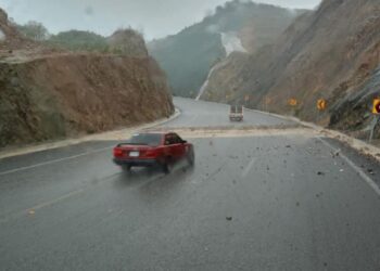 Mitla-Tehuantepec, lluvia obras y piedras en el camino