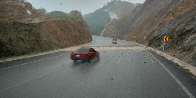 Mitla-Tehuantepec, lluvia obras y piedras en el camino