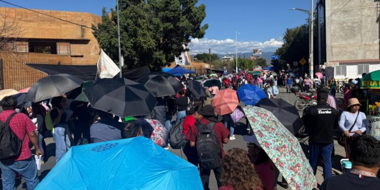 S-22: trasladan a Oaxaca mesa de negociación tras plantón
