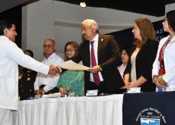 240 nuevos médicos entrega la UABJO a la sociedad mexicana