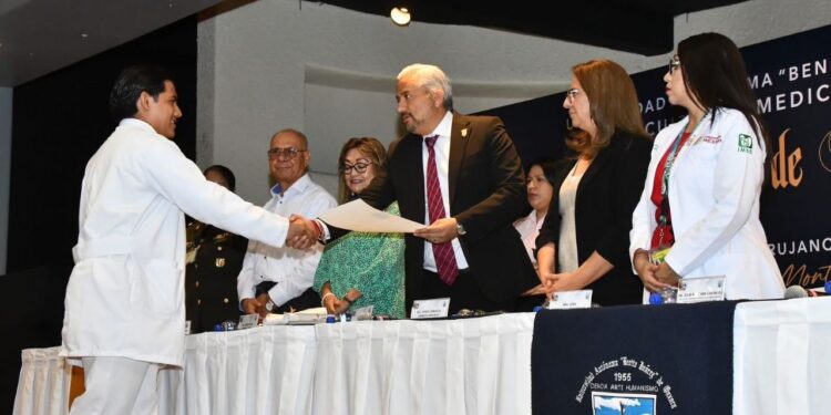 240 nuevos médicos entrega la UABJO a la sociedad mexicana
