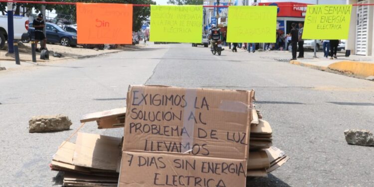 Con protesta, locatarios obligan a la CFE a atender fallas en la Central de Abasto de Oaxaca