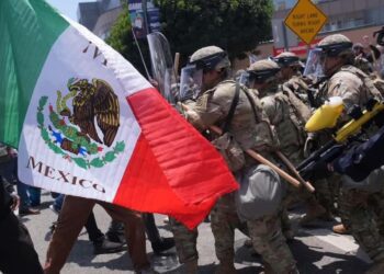 NYT: “la bandera mexicana potente símbolo de protesta en Los Ángeles”