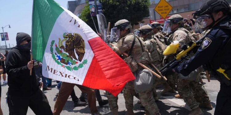NYT: “la bandera mexicana potente símbolo de protesta en Los Ángeles”