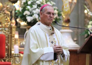 Foto: Adrián Gaytán // El arzobispo Pedro Vásquez Villalobos preside la misa dominical en Catedral.
