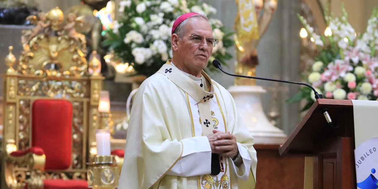 Foto: Adrián Gaytán // El arzobispo Pedro Vásquez Villalobos preside la misa dominical en Catedral.