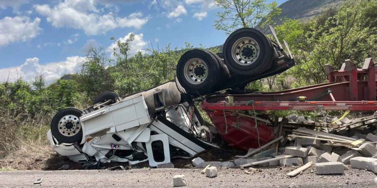 El camión quedó con las llantas hacia arriba.
