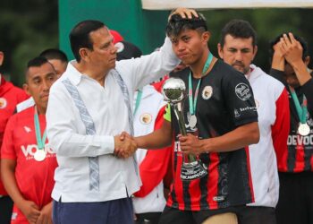 El capitán de Dragones recibiendo su trofeo.