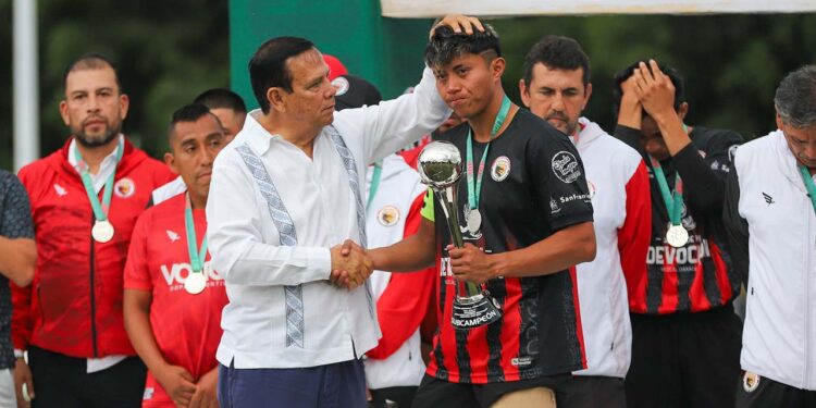 El capitán de Dragones recibiendo su trofeo.