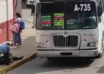 El chofer de TUCDOSA se bajó para arrastrar al herido a la banqueta y lo dejó a su suerte.