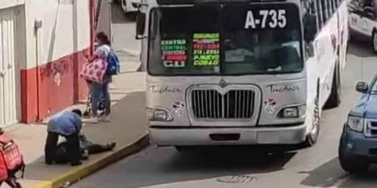 El chofer de TUCDOSA se bajó para arrastrar al herido a la banqueta y lo dejó a su suerte.