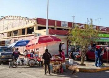 El hombre dijo tener 77 años de edad; fue atendido por paramédicos.
