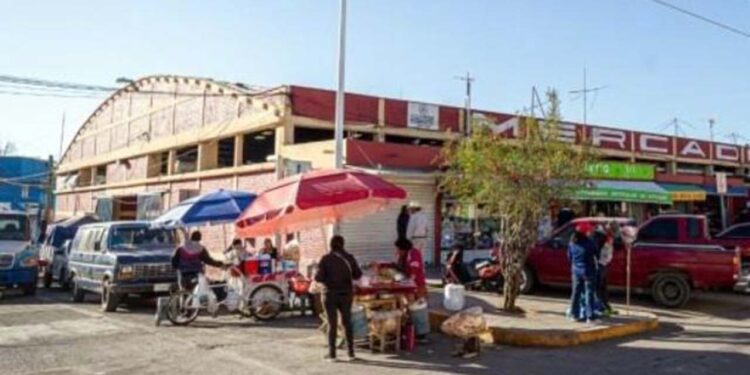 El hombre dijo tener 77 años de edad; fue atendido por paramédicos.