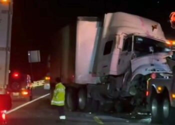 El impacto fue tan violento que el conductor de la camioneta quedó prensado.