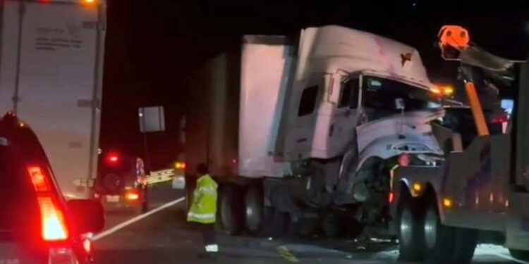 El impacto fue tan violento que el conductor de la camioneta quedó prensado.