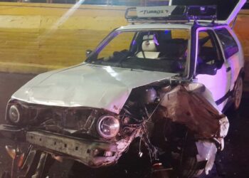 El vehículo quedó destrozado por el fuerte impacto.
