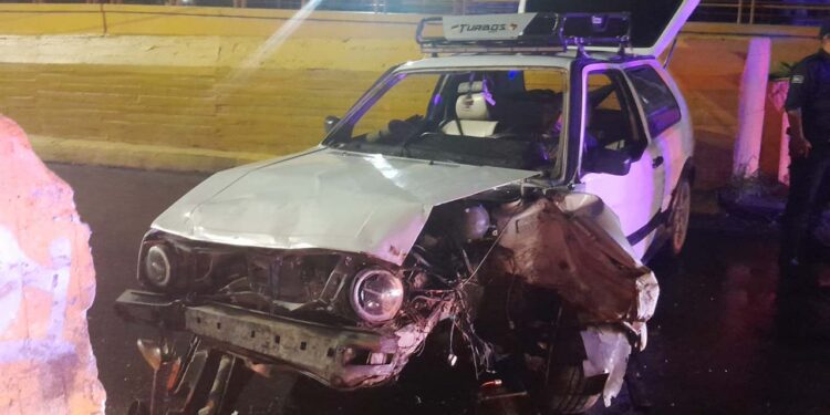 El vehículo quedó destrozado por el fuerte impacto.