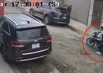 En el video se observa cómo se lleva la moto en completa calma.