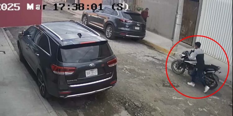 En el video se observa cómo se lleva la moto en completa calma.