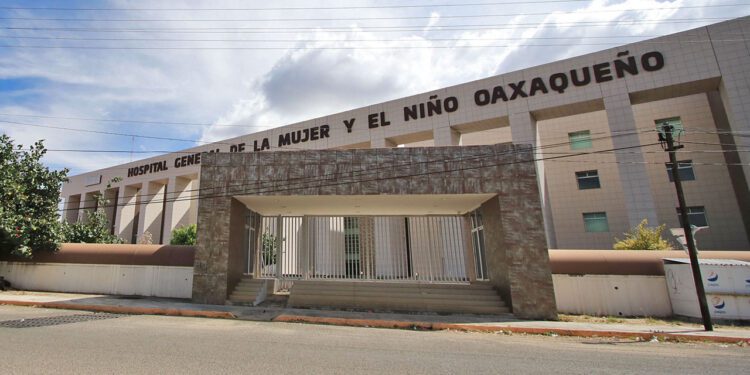 Foto: archivo // Apenas en marzo, luego de más de una década en construcción y equipamiento, el Hospital de la Mujer y la Niñez Oaxaqueña fue inaugurado por la presidenta Claudia Sheinbaum.