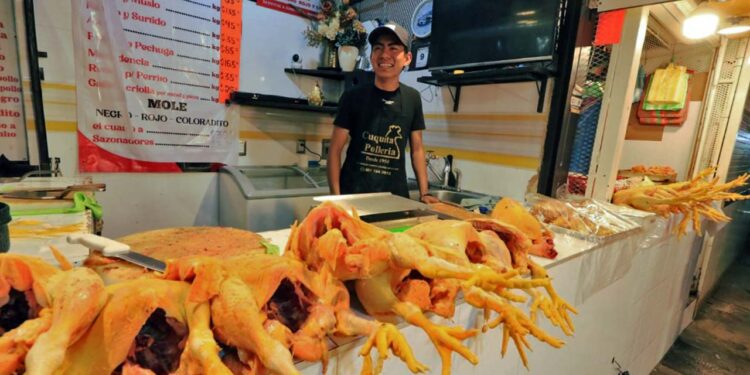 Foto: Adrián Gaytán // En un mes, el precio del pollo se incrementó en 15.02% en Oaxaca.