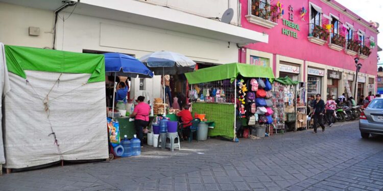 Foto: Archivo El Imparcial // En el centro de la ciudad de Oaxaca laboran al menos 500 comerciantes ambulantes, de acuerdo con el ayuntamiento de Oaxaca de Juárez.
