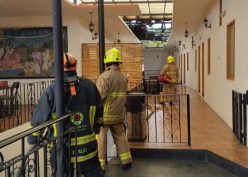 El fuego consumía las láminas que funcionaban como techo en el segundo nivel, así como en dos tinacos y dos boilers.
