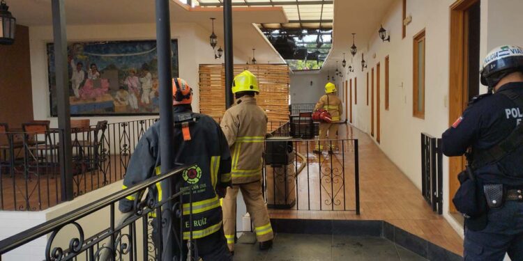 El fuego consumía las láminas que funcionaban como techo en el segundo nivel, así como en dos tinacos y dos boilers.