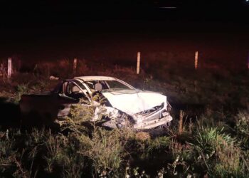 El vehículo volcó y se salió de la carretera en inmediaciones del fraccionamiento Dainzú.