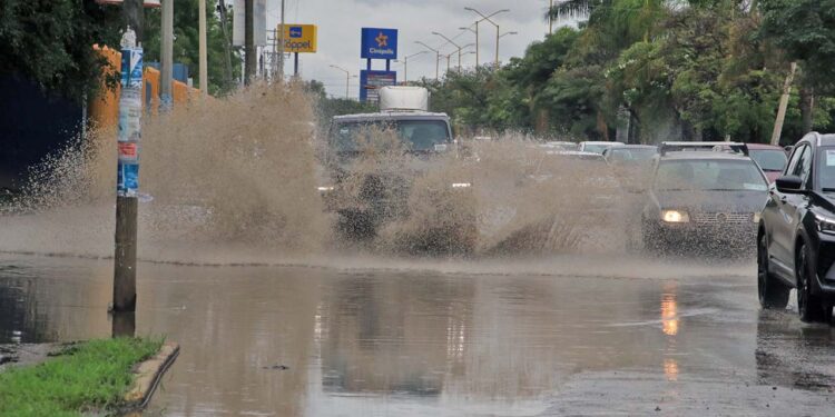 Foto: Archivo el Imparcial // Piden evitar zonas inundadas o carreteras anegadas, ya que pueden ocultar socavones o corrientes fuertes