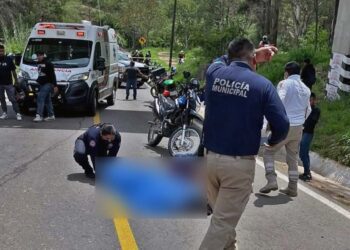 Este accidente costó la vida de dos mujeres, una atrapada bajo una camioneta y otra al ser proyectada contra el pavimento.
